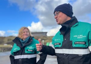 Schleswig-Holsteins Umweltminister Tobias Goldschmidt zusammen mit Birgit Matelski, der Direktorin des Landesbetriebs für Küstenschutz, Nationalpark und Meeresschutz Schleswig-Holstein (LKN).