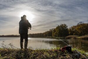 Die Angler betrachten die Entwicklung der Fischbestände.