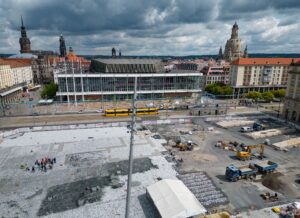 Nach einer Vision von Klimaschützern soll der Dresdner Altmarkt bis 2035 sichtbar begrünt sein (Archivbild).