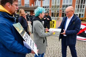 Unterschriftenübergabe gegen Flüssigerdgas am Rande der Energieministerkonferenz.