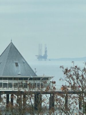 Von Usedom ist die Bohrplattform gut zu sehen.