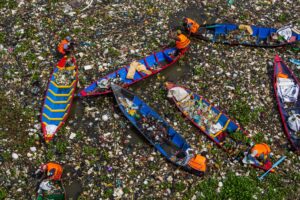 In Ländern wie Indien, wo es oft kein gutes Abfallmanagement gibt, gelangt viel Plastikmüll in die Umwelt.