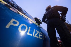 Die Polizei traf vor Ort auf eine sichtlich irritierte Ente.