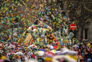 Beim Rosenmontagszug in Mainz soll es kein Plastikkonfetti mehr geben. (Archivbild)