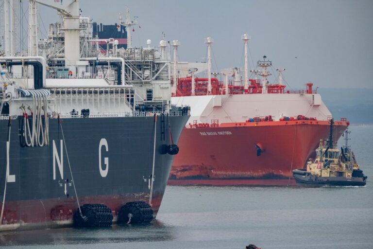 Etliche Tanker transportieren Flüssiggas über die Weltmeere. Die Emissionen durch Erdgas steigen 2024 stärker als die durch Öl und Kohle. (Archivbild) Foto: Stefan Sauer/dpa