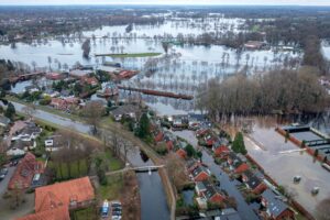 Das überflutete Gebiet in Lilienthal bei Bremen war im Januar so groß, dass es nicht abgepumpt, sondern nur mit Sandsäcken abgetrennt werden konnte. (Archivbild)