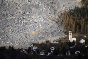 Im schlimmsten Fall müssen die rund 90 Dorfbewohner den Ort für Monate verlassen.