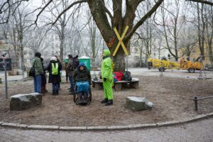 Anwohner protestieren schon länger gegen Wohnungsprojekt (Archivbild)