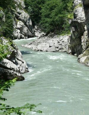 Wasserkraft liefert zwar verglichen mit fossilen Energieträgern eine klimafreundliche Energie - der Bau der Kraftwerke hat aber für die betroffenen Flüsse und Regionen häufig große Nachteile. (Archivbild)