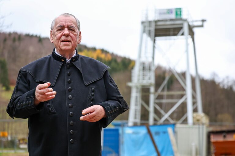 Klaus Grund, Markscheider und Vorstand Bergbau und Technologie der Saxony Minerals & Exploration AG, steht vor dem provisorischen Förderturm. Hier plant sein das Unternehmen ein neues Erzbergwerk.  Foto: Jan Woitas/dpa