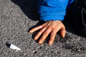 Der Jesuitenpater hatte sich in Nürnberg mit einer Hand auf dem Bahnhofsplatz festgeklebt und so den Verkehr blockiert. (Symbolbild)