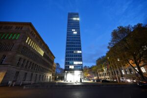 Das Wirtschaftsministerium im Mannesmann-Hochhaus spart wie alle Ressorts auch in diesem Winter Energie (Archivfoto)