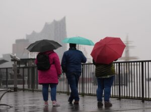 Ihren Regenschirm brauchten Menschen in Hamburg in diesem Herbst öfter. (Archivfoto)