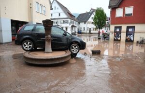 Das Hochwasser im Juni dieses Jahres hat in Ruderberg (Baden-Württemberg) ein Auto weggespült. (Archivbild)