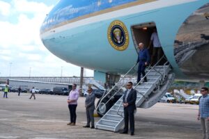 US-Präsident Biden landet am Flughafen Manaus.