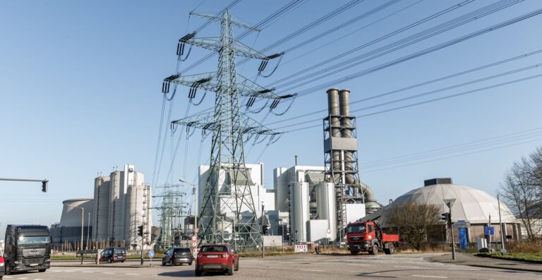 Auf dem Gelände des früheren Kraftwerks Moorburg wird eine Produktionsstätte für grünen Wasserstoff gebaut.  Foto: Markus Scholz/dpa