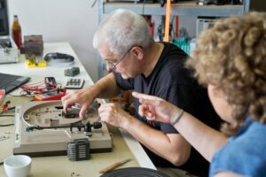 In Repair Cafés werden - unter fachkundiger Anleitung - so manche Gegenstände vor dem Müll bewahrt. (Archivbild)