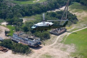 Biden schaut sich den Amazonas aus der Luft an.