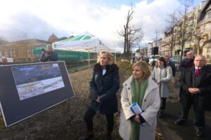 Hochwasserschutz sei für die Menschen im Land zu wichtig, um im Parteigetriebe zerrieben zu werden, sagte Lemke (l.) im Ahrtal.