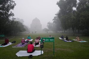 Menschen machen trotz extremer Luftverschmutzung Yoga in einem Park in Neu-Delhi.