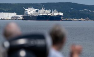 Das Rügener LNG-Terminal darf unter Auflagen auch über den 31. Dezember hinaus betrieben werden.