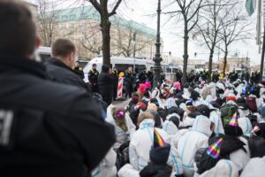 Demonstration gegen eine Gas-Konferenz im Hotel Adlon