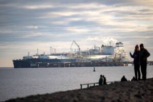 Um den Einsatz von Chlor bei der Reinigung des schwimmenden LNG-Terminals in Wilhelmshaven gibt es seit Jahren Streit. Nun hat das Bundesverwaltungsgericht entschieden, dass der Einsatz rechtmäßig ist. (Archivbild)