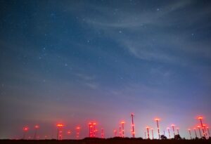 Große Windkraftanlagen sollen künftig nur noch dann nachts rot blinken, wenn sich tatsächlich ein Luftfahrzeug nähert. (Archivbild)