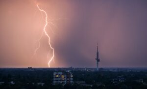 In Niedersachsen sind 2024 über 223.000 Blitze gesichtet worden, das bedeutet den zweiten Platz im Bundesländer-Ranking. (Archivbild)