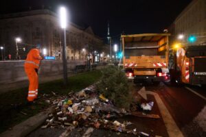 500 BSR-Beschäftigte beseitigen am Neujahrstag den Müll der Silvesternacht. (Archivbild)