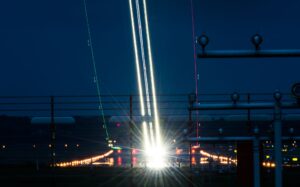 Fluglärmgegner wollen der zunehmenden Zahl verspäteter Nachtflüge am Airport Hamburg über eine Änderung der Betriebsgenehmigung einen Riegel vorschieben. (Archivbild)