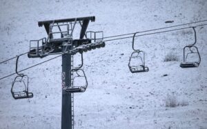 Die Behörden prüfen derzeit, ob in einem Skigebiet illegal Wasser zum Betrieb von Schneekanonen entnommen worden ist. (Archivbild)