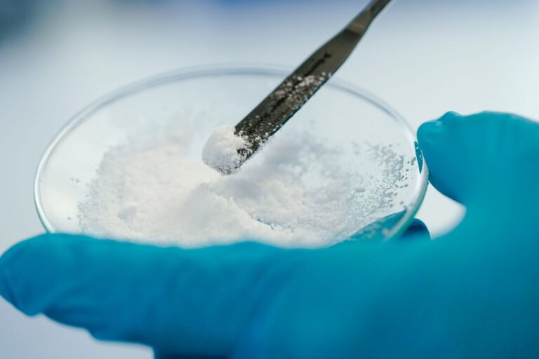 Lithium ist ein Leichtmetall, das etwa für Batterien von E-Autos gebraucht wird. (Symbolbild) Foto: Uwe Anspach/dpa