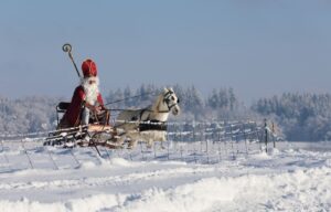 Viele stellen sich ideale Weihnachten so vor: Drinnen leuchtet der Baum, draußen türmt sich der Schnee. (Archivbild)