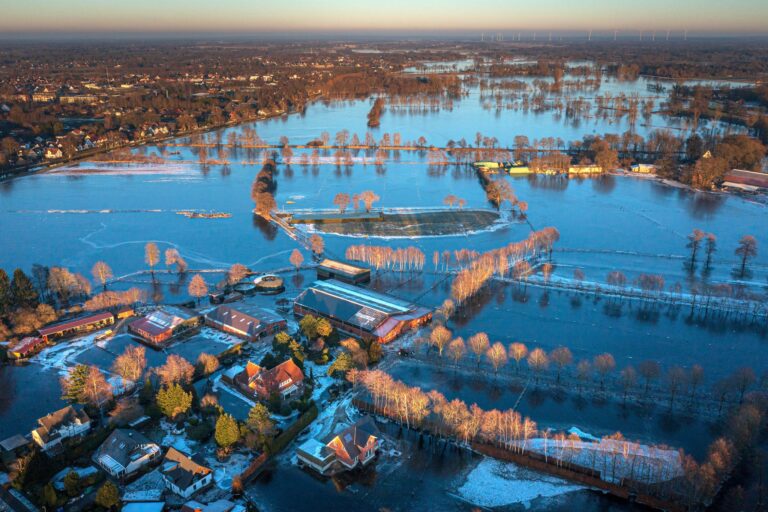 Das Jahr 2024 war nicht nur deutlich zu warm, auch das Soll für Niederschläge wurde übertroffen (Archivbild). Foto: Sina Schuldt/dpa