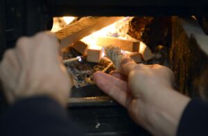 In Sachsen-Anhalt mussten sich in diesem Jahr noch Besitzer von rund 39.000 Öfen und Feuerungsanlagen wegen des Feinstaubausstoßes kümmern. (Archivbild)