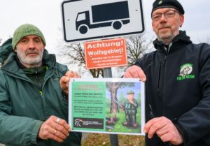 Ein Bündnis von Initiativen protestiert gegen das Aufstellen der Hinweisschilder «Achtung Wolfsgebiet» im Amt Seelow-Land. Artenschützer halten es für Panikmache.