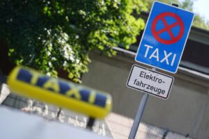 Ab 1. Januar 2025 sollen Taxis mit Verbrennermotor allmählich aus dem Hamburger Stadtbild verschwinden (Archivbild).