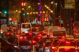 In Frankfurt stehen Autofahrer rund 80 Stunden im Jahr im Stau. (Archivbild)