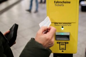 Sind Papiertickets im öffentlichen Nahverkehr bald Geschichte? (Symbolbild)