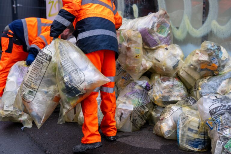 In Trier wird der Verpackungsmüll weiter in Gelben Säcken abgeholt.