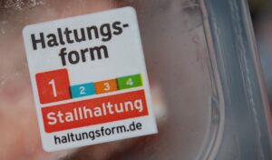 Die seit 2019 bestehende freiwillige «Haltungsform»-Kennzeichnung der Supermarktketten gilt für Fleisch und verarbeitete Produkte von Schwein, Rind und Geflügel.