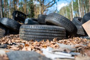 Illegal entsorgte Autoreifen finden sich laut Hessenforst in letzter Zeit häufig in Hessens Wäldern - obwohl hohe Bußgelder drohen. Durch Müllablagerungen kann das Ökosystem des Waldes empfindlich geschädigt werden.