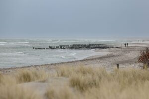 In Heiligenhafen gibt es Überlegungen, bei einem Teil des Strandes auf Sandaufspülungen zu verzichten und stattdessen einen Steg in den Dünen zu verlegen. (Archivbild)