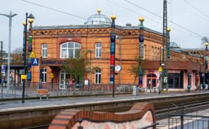 Der Hundertwasser-Bahnhof in Uelzen ist etwas Besonderes. Nun soll es ein Museum zu den Werken des Österreichers geben. (Archivbild)