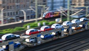 Neuwagen: Bei Verbrauchern stehen für den nächsten Autokauf Verbrenner wieder höher im Kurs. (Archivbild)