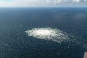 Das vom dänischen Verteidigungskommando zur Verfügung gestellte Foto zeigt das Nord-Stream-2-Gasleck in der Nähe von Bornholm.