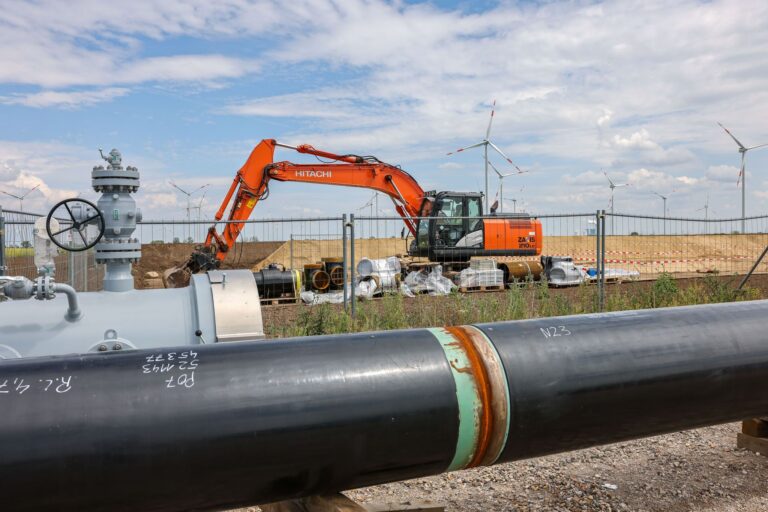 2025 sollen die ersten 525 Kilometer des auf 9.040 Kilometer angelegten Wasserstoff-Kernnetzes fertig werden. (Symbolbild) Foto: Jan Woitas/dpa