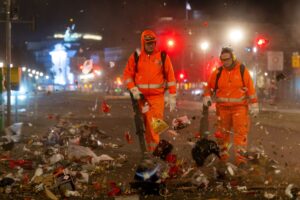 Nach der Silvesternacht hat in Berlin das große Aufräumen begonnen. Die Reinigung der Straßen und Gehwege könne einige Tage dauern, hieß es.