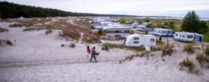 Um den pittoresken Dünen-Campingplatz in Prerow an der Ostsee wird vor Gericht und außerhalb heftig gestritten. (Archivbild)